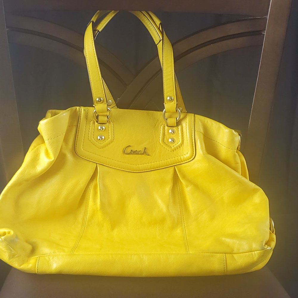 AUTHENIC YELLOW LEATHER COACH PURSE - Picture 2 of 6